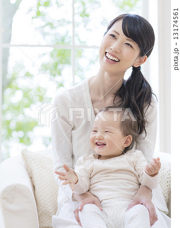 娘を抱く母親 13174561