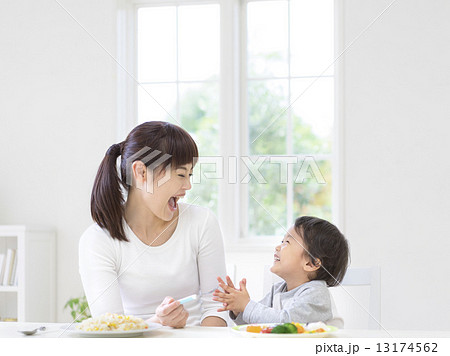食卓につく親子 13174562