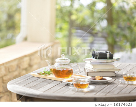 テーブルに置かれたティーセット テーブルに置かれたティーセット 13174622