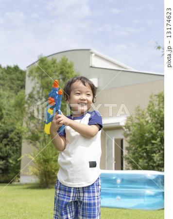 水鉄砲を持つ男の子 13174623