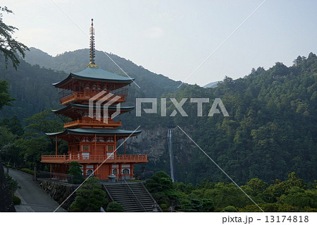 熊野那智大社の三重塔と那智の大滝 13174818