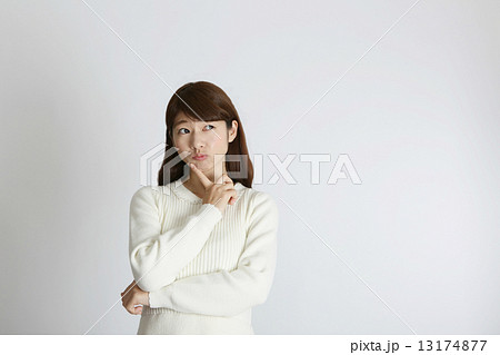 困った顔で右上を見つめる若い女性 困った顔で右上を見つめる若い女性 13174877