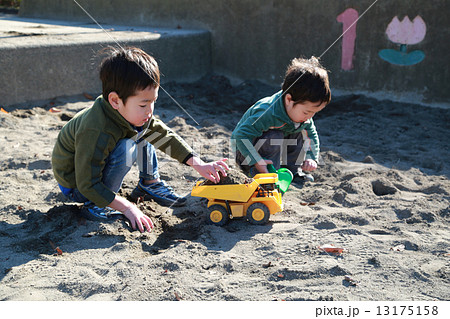 お砂場遊び 13175158