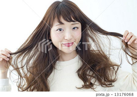 ロングヘアの女性 13176068