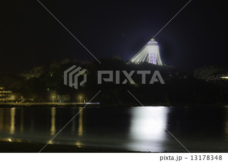 片瀬西浜海岸よりのぞむ江ノ島シーキャンドルのライトアップ 13178348