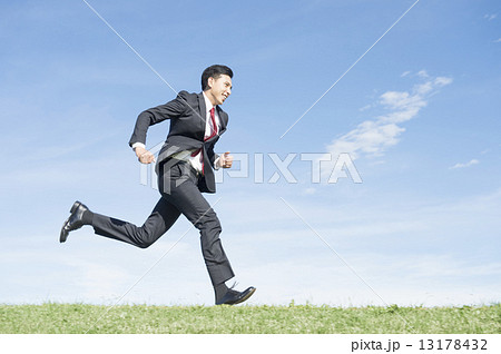 走るビジネスマン 13178432
