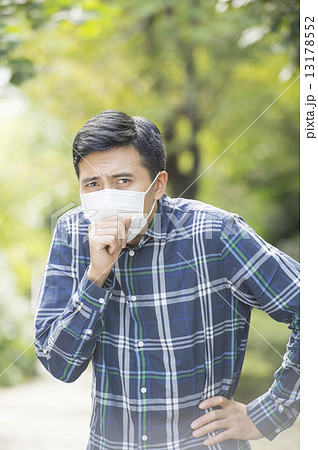 水を飲む男性 水を飲む男性 13178552