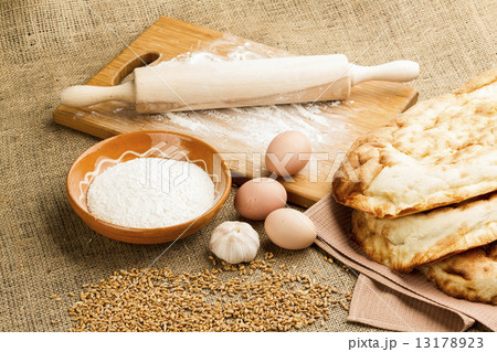 fresh pita bread 13178923