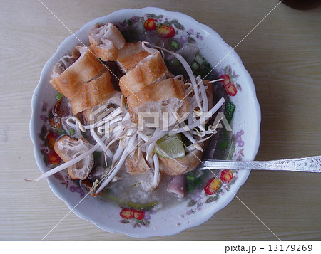 油条が乗ったベトナムの粥（ホーチミン／ベトナム） 13179269