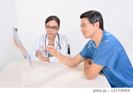 Doctor team discuss meeting about x-ray Doctor team discuss meeting about x-ray 13179469