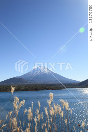 本栖湖と富士山 13179700
