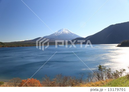 本栖湖と富士山 13179701