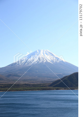 本栖湖と富士山 13179702