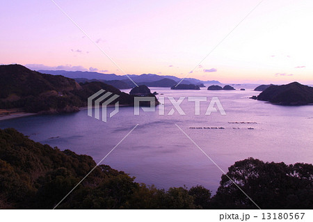 朝焼けに染まる紀伊の松島 日の出スポット 高塚山展望台より眺望の写真素材