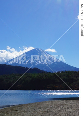 雲と富士・雲を背にした冠雪富士・湖前景縦位置 13183149
