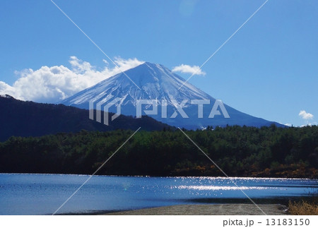 雲と富士・雲を背にした冠雪富士・湖前景横位置 雲と富士・雲を背にした冠雪富士・湖前景横位置 13183150