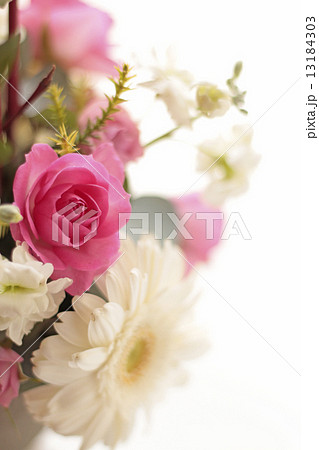 花 フラワーアレンジメント 植物 アレンジメント 桃色 パステルカラー 薔薇 ガーベラ 緑の葉 の写真素材