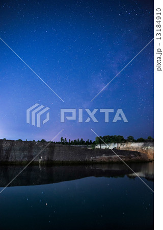 Star on night sky 13184910