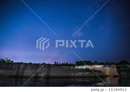 Star on night sky 13184912