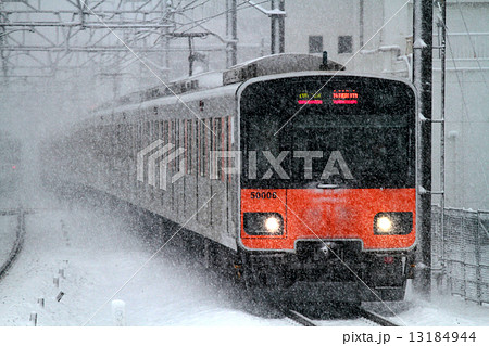 東武50000系電車　東上線　51006F　大雪 13184944