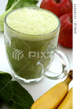 グリーンスムージー　ジョッキ　プロテイン　食材　白背景 13184954