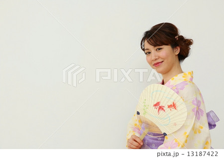 涼しげな浴衣姿の女性 13187422