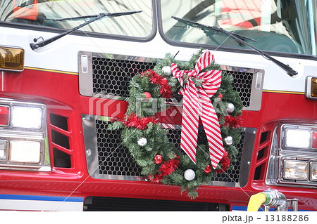 クリスマス飾りの消防車ー Fire Truck With X Mas Decorationの写真素材 1316
