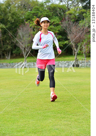 （注意）不正/規約外使用は厳禁です ●20代日本人女性のランニングシーン 13188404
