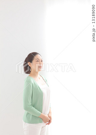 日差しを浴びる中年女性 13189090