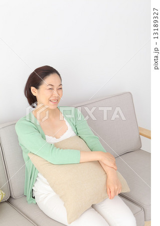 ソファーでくつろぐ中年女性 13189327