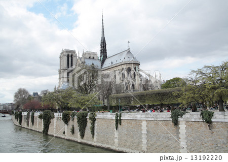 フランス、パリ、ノートルダム寺院の裏側 13192220