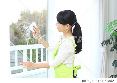 窓ガラスを拭く女性 13193082