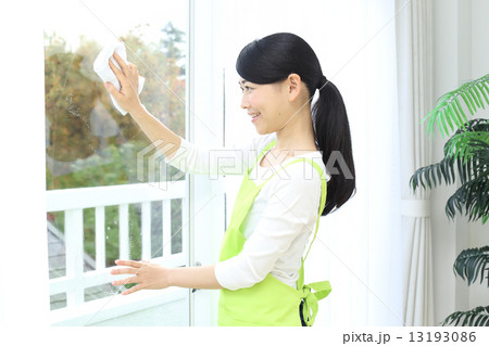 窓ガラスを拭く女性 13193086