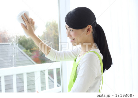 窓ガラスを拭く女性 13193087