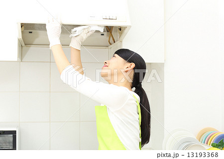 レンジフードの掃除をする女性 レンジフードの掃除をする女性 13193368