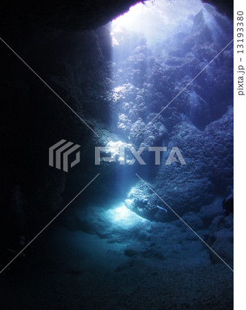 洞窟に差す光 13193380