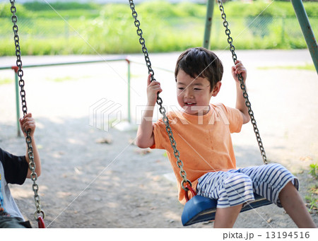 ブランコに乗る５才の男の子 13194516
