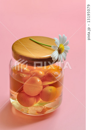 キンカンの自家製デザートビネガーとマーガレットの花 13195079