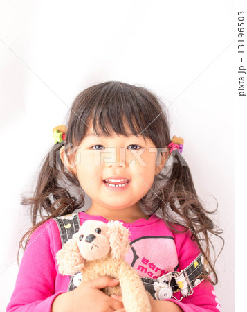 お人形を持った笑顔の女の子  13196503