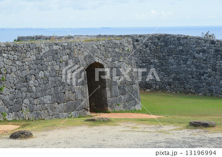 世界遺産・座喜味城跡(沖縄県中頭郡読谷村) 世界遺産・座喜味城跡(沖縄県中頭郡読谷村) 13196994