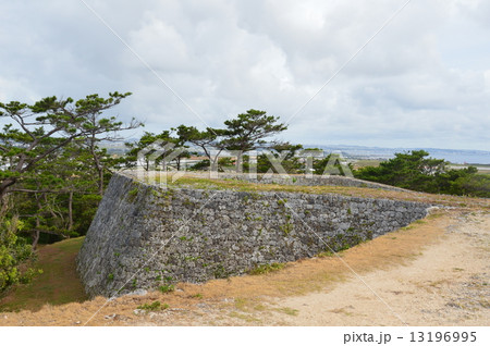 世界遺産･座喜味城跡（沖縄県中頭郡読谷村） 13196995