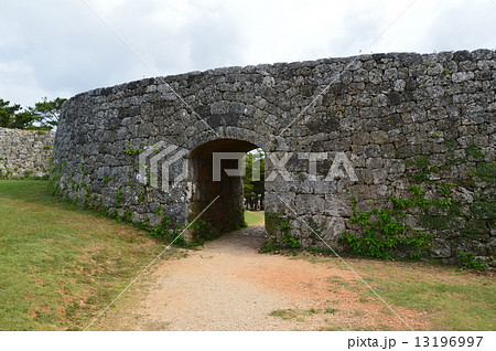 世界遺産・座喜味城跡(沖縄県中頭郡読谷村) 世界遺産・座喜味城跡(沖縄県中頭郡読谷村) 13196997