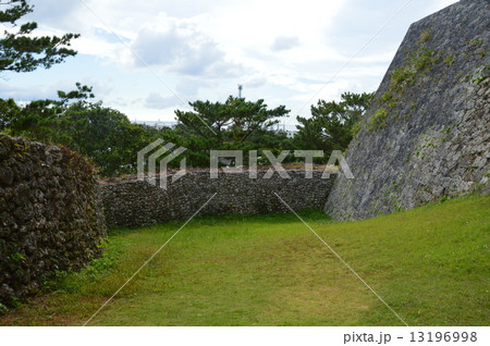 世界遺産･座喜味城跡（沖縄県中頭郡読谷村） 13196998