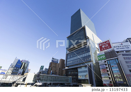 渋谷駅前の雑居ビルと渋谷ヒカリエ 渋谷駅前の雑居ビルと渋谷ヒカリエ 13197433