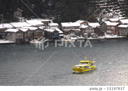 雪景色の伊根の舟屋群と伊根湾めぐり遊覧船「国指定重要伝統的建造物群保存地区」を展望(道の駅 舟屋の里公園、展望台より) 雪景色の伊根の舟屋群と伊根湾めぐり遊覧船「国指定重要伝統的建造物群保存地区」を展望(道の駅 舟屋の里公園、展望台より) 13197637