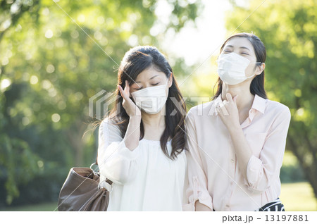 マスクをした女性 13197881