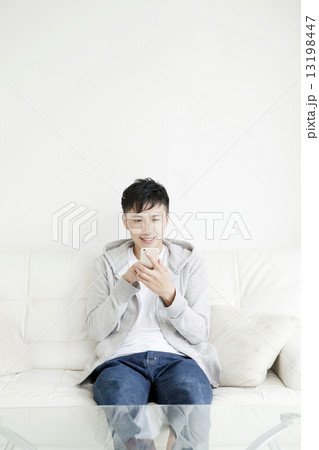 スマホと男性 スマホと男性 13198447