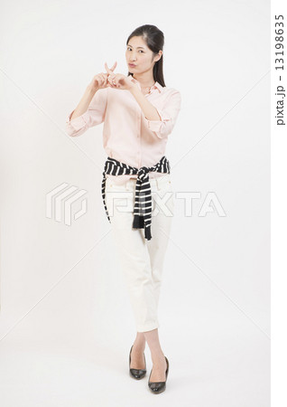 若い女性 若い女性 13198635
