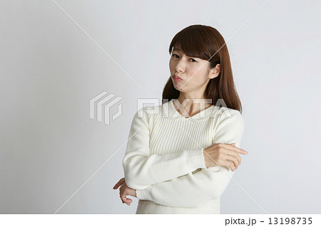 ふくれっ面の若い女性 ふくれっ面の若い女性 13198735