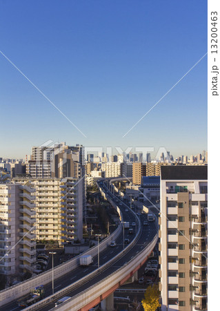 朝、ビルの谷間を縫って走る高速道路 朝、ビルの谷間を縫って走る高速道路 13200463